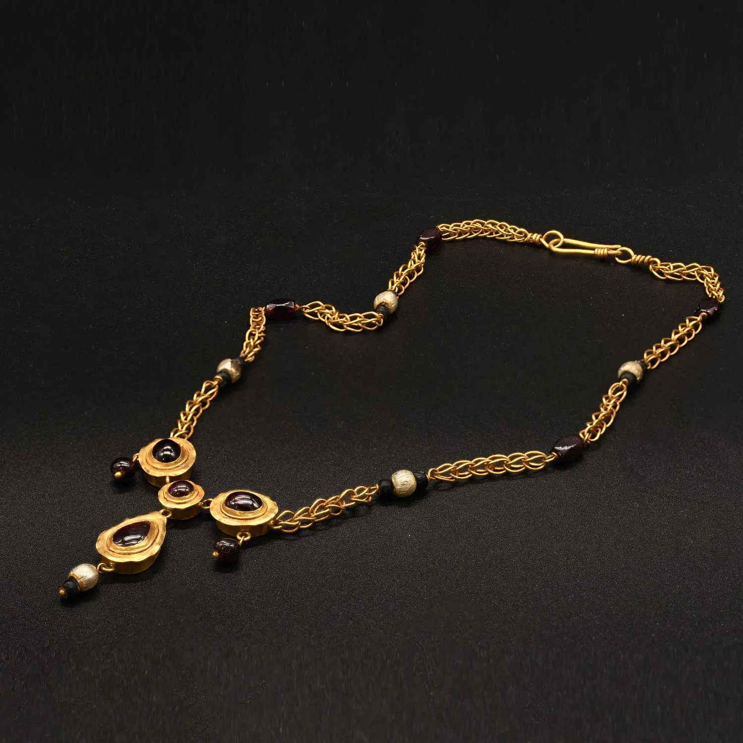 A Hellenistic Gold, Garnet & Pearl Necklace, ca. 1st century BCE